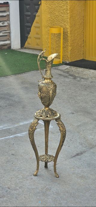 Jarra bronce y soporte