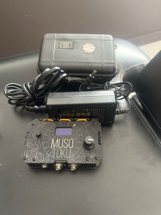 Maquina y fuente para tatuar