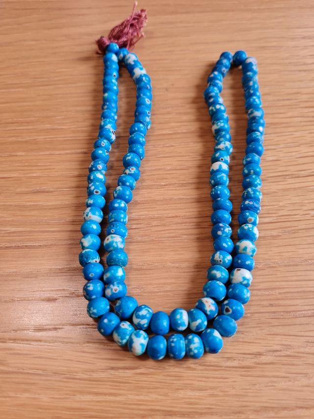 Collares de bolas de hueso, azul, blanco