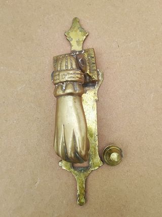 Llamador de puerta de bronce.