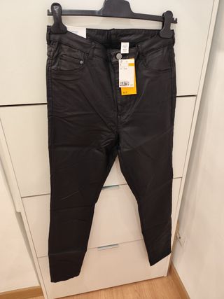 HyM pantalón polipiel 
