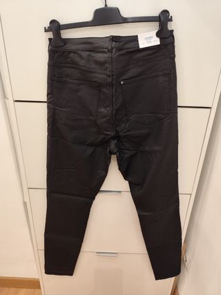 HyM pantalón polipiel 