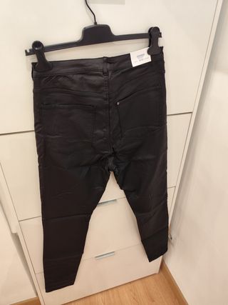 HyM pantalón polipiel 