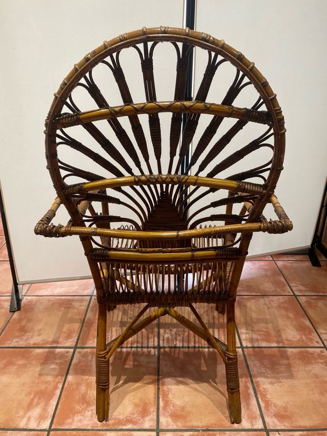Silla con reposabrazos antigua