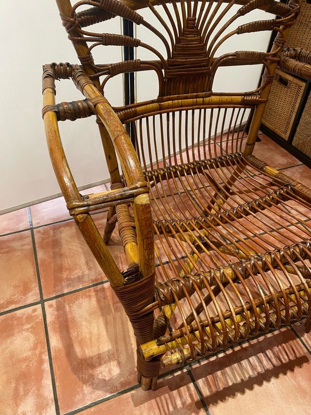 Silla con reposabrazos antigua