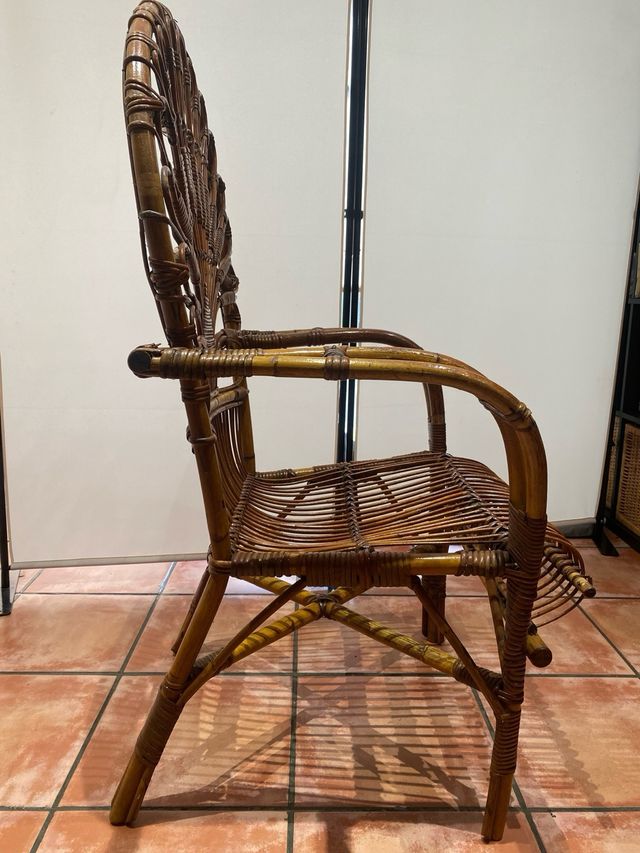 Silla con reposabrazos antigua