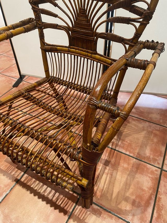 Silla con reposabrazos antigua