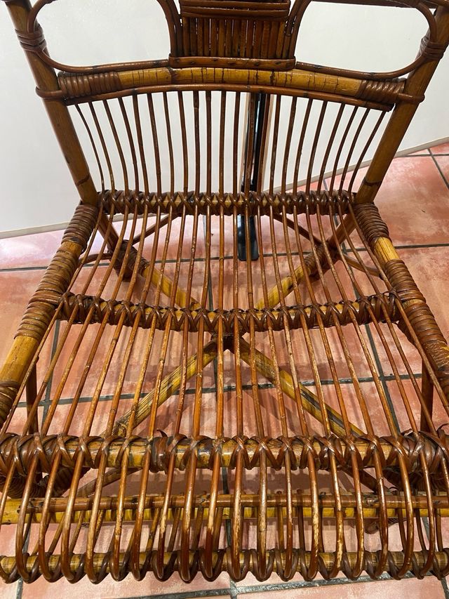 Silla con reposabrazos antigua