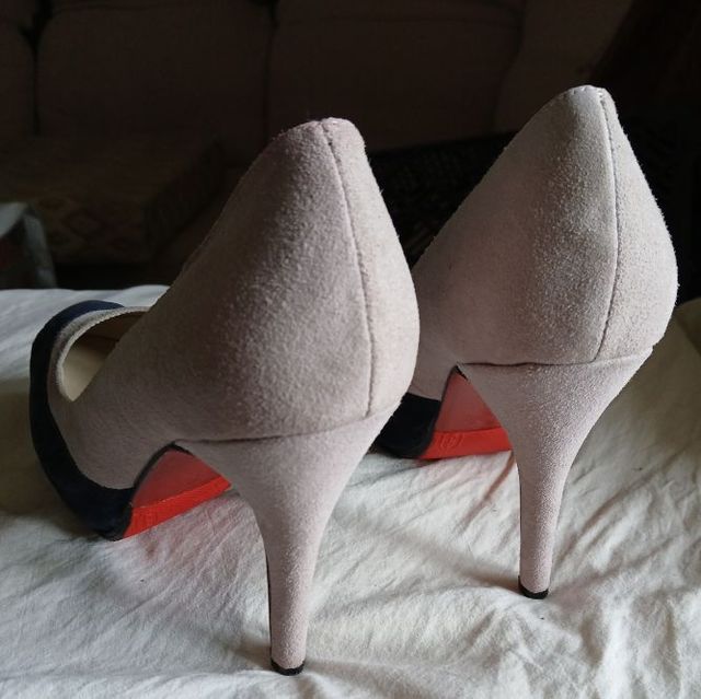 Zapatos tacón ante azul marino, rosa palo y metal