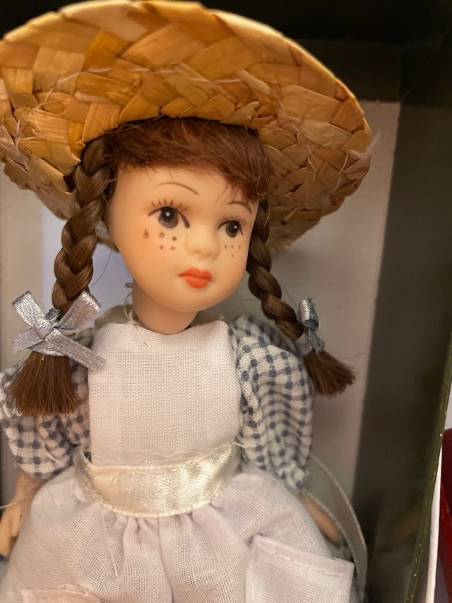 Bambola in porcellana della collezione Victorian Dolls