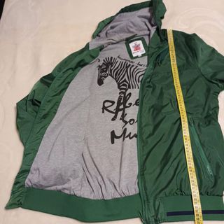 Cazadora cortaviento con capucha