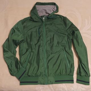 Cazadora cortaviento con capucha