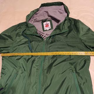 Cazadora cortaviento con capucha