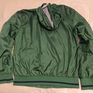 Cazadora cortaviento con capucha