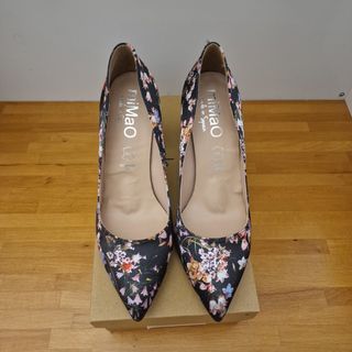 Zapatos de salon forrados. Marca Mimao. Talla 38.