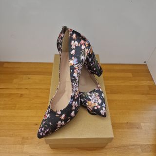 Zapatos de salon forrados. Marca Mimao. Talla 38.