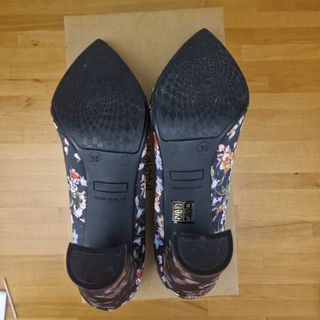 Zapatos de salon forrados. Marca Mimao. Talla 38.