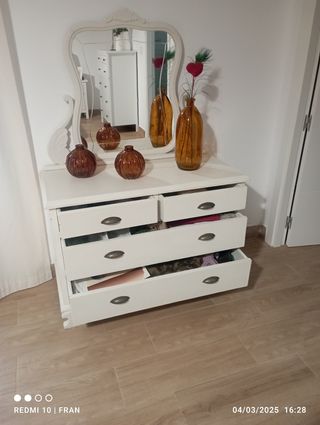 Mesita de noche y comoda