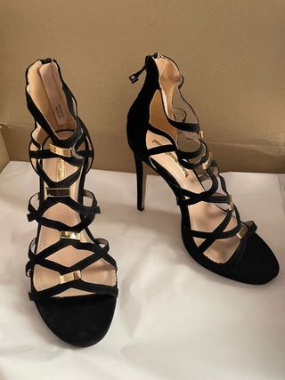 Tacones negros con tiras
