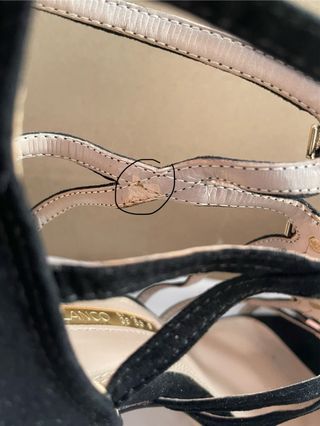 Tacones negros con tiras