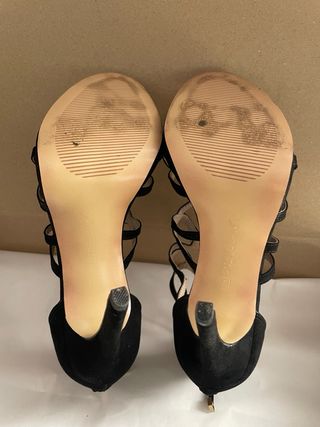 Tacones negros con tiras