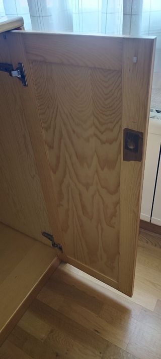 Armario bajo pino barnizado en Madrid