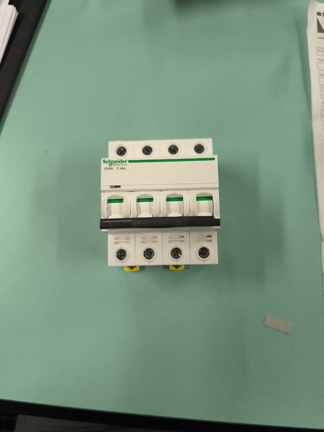 Magnetotermico schneider 