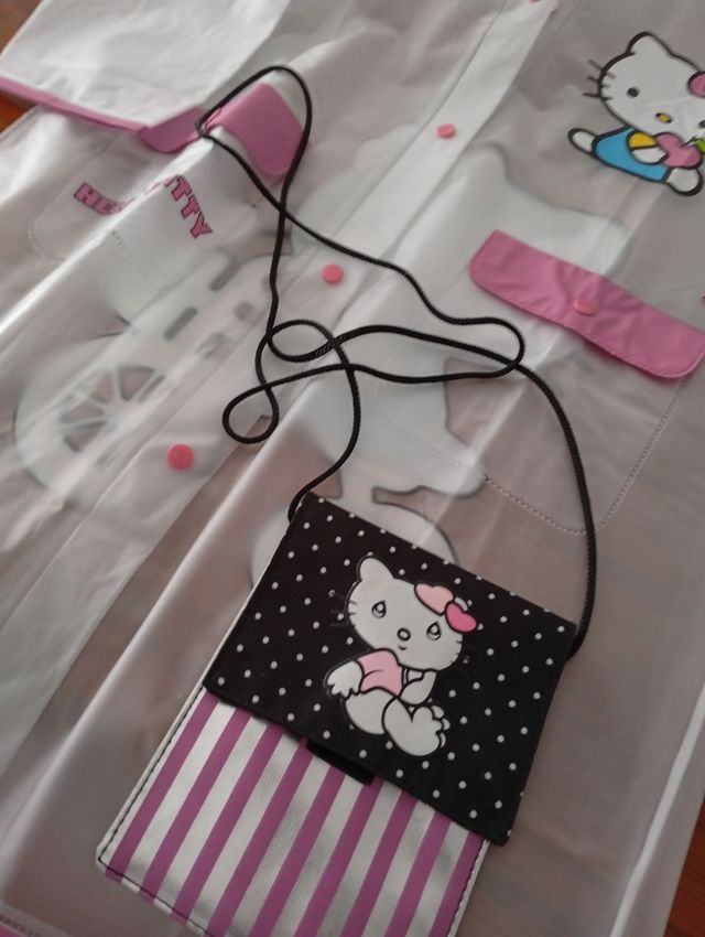 Un impermeable de hello Kitty.