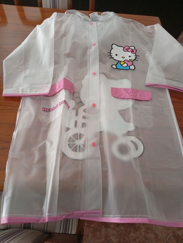 Un impermeable de hello Kitty.