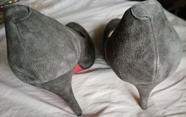 Zapatos tacón ante gris