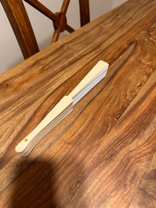 56 abanicos blancos de madera