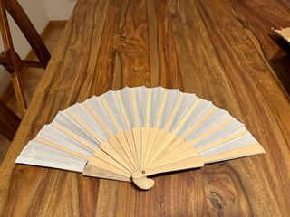 56 abanicos blancos de madera