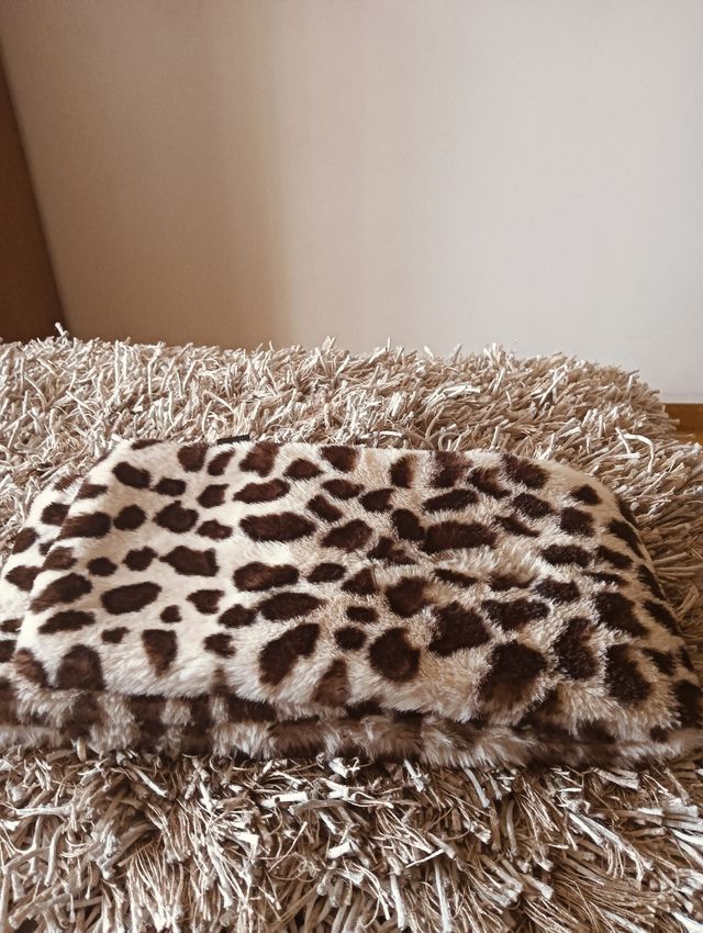 Gola de pelo sintético