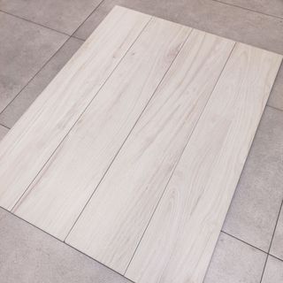 Lote de 150m2 madera haya 23x120 porcelánico
