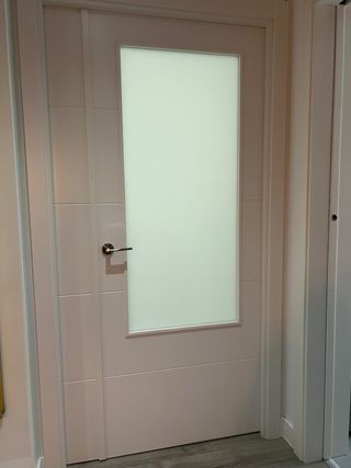 Puerta interior lacada en blanco con cristal