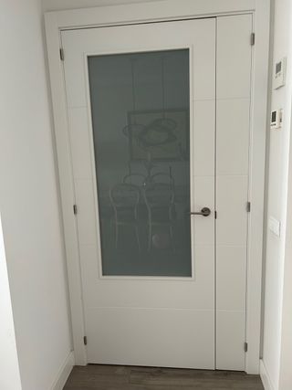 Puerta interior lacada en blanco con cristal