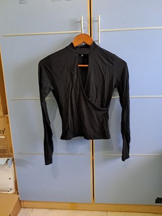Blusa negra de espalda abierta