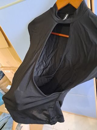 Blusa negra de espalda abierta