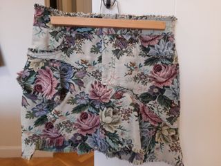 Minifalda de flores de Zara Talla S