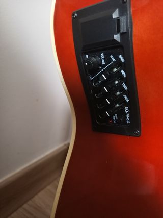 Guitarra electro acústica con funda 