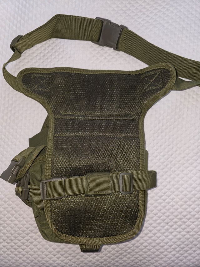 Pernera táctica multibolsillo impermeable.