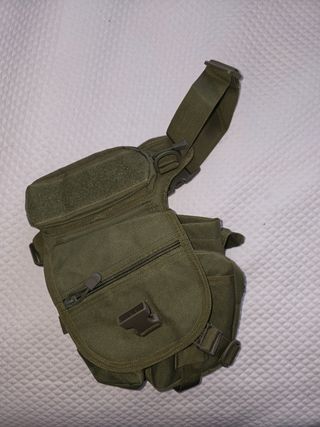 Pernera táctica multibolsillo impermeable.