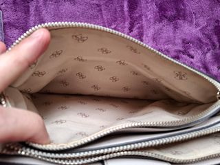 Bolso de mano Guess estampado