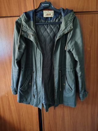 Parka verde Stradivarius talla L 