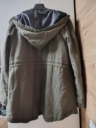 Parka verde Stradivarius talla L