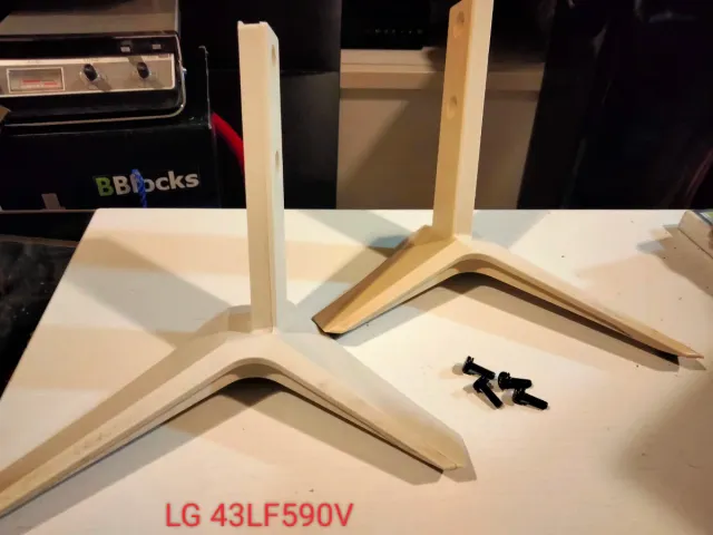 Gambe, piedistalli, supporti per TV diversi