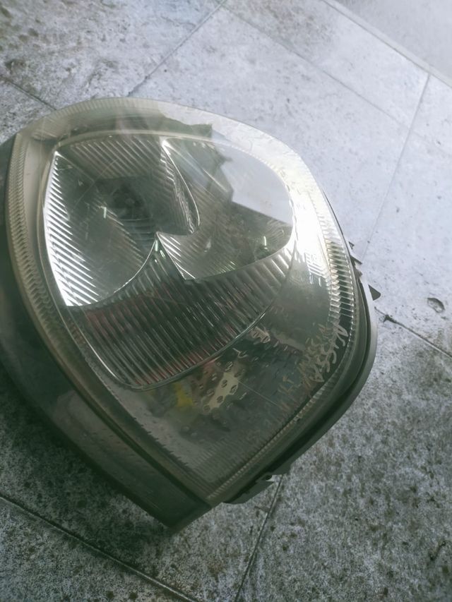 Faro izquierdo Nissan interestar