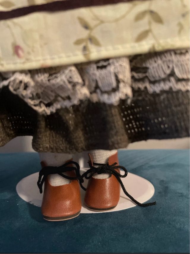 Muñeca clásica de porcelana colección con soporte.