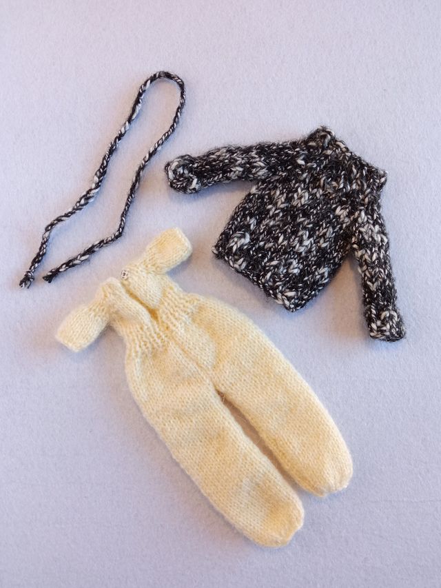 Mono beige con rebeca en blanco y negro - Blythe