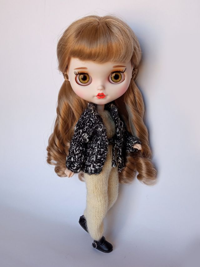 Mono beige con rebeca en blanco y negro - Blythe